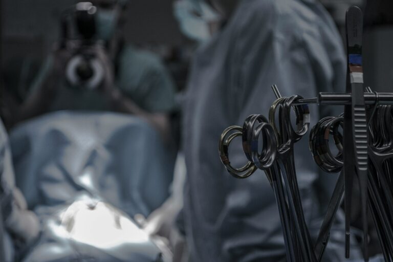 Ausstattung kleiner OP-Praxen – Was wirklich gebraucht wird gray surgical scissors near doctors in operating room