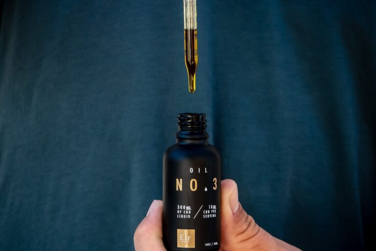 CBD-Öl Tropfer – natürliches Hanföl gegen Stress und für besseren Schlaf