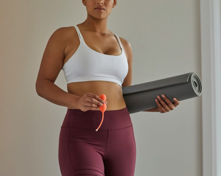 Beckenbodentraining bei Inkontinenz: Welche Möglichkeiten es heute gibt woman in white sports bra and purple leggings holding black speaker