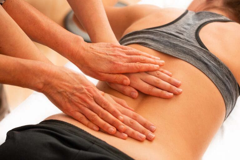 Physiotherapie Rückenmassage zur Schmerzlinderung – ähnlich wie TENS-Therapie