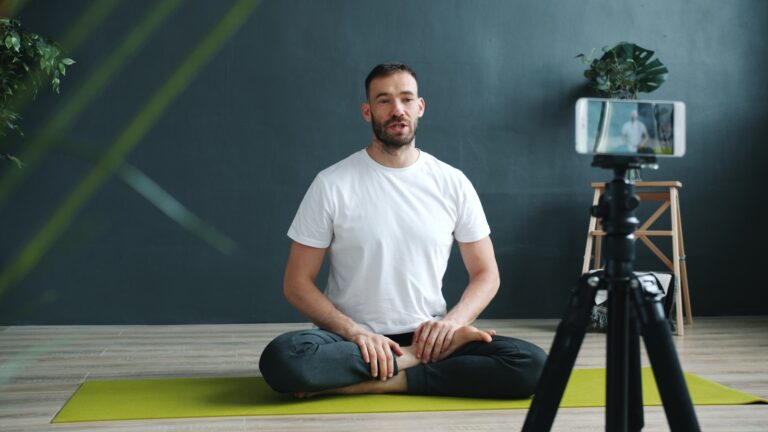 Fitness-Videoschnitt: Workouts motivierend und klar schneiden Man meditating in front of a phone camera