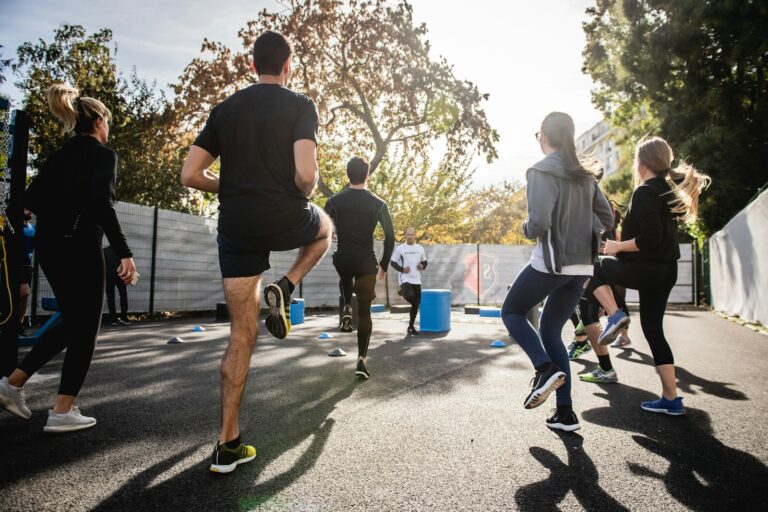Stoffwechsel verstehen: Warum manche Menschen leichter zunehmen als andere man in black t-shirt and black shorts running on road during daytime