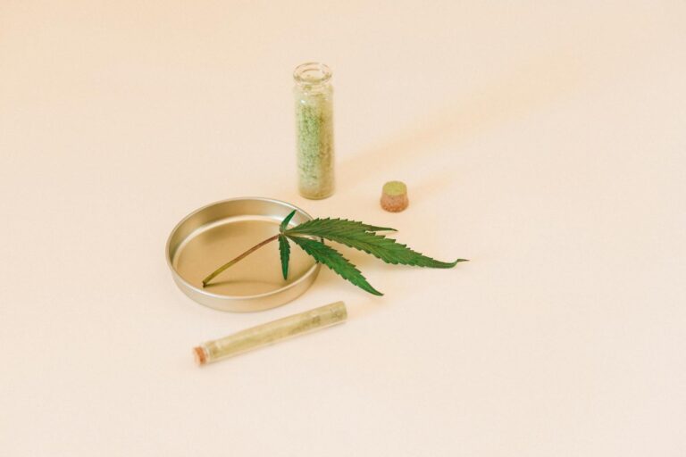 Vaporizer als Inhalationshilfe: Was Patienten medizinisch wissen sollten Cannabisblatt neben einer Glasphiole mit pflanzlichem Extrakt