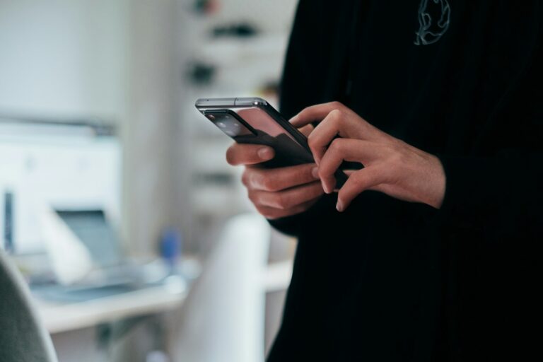 Digitale Selbstkontrolle: Wie bewusste Informationssuche gesünder wird person holding black android smartphone