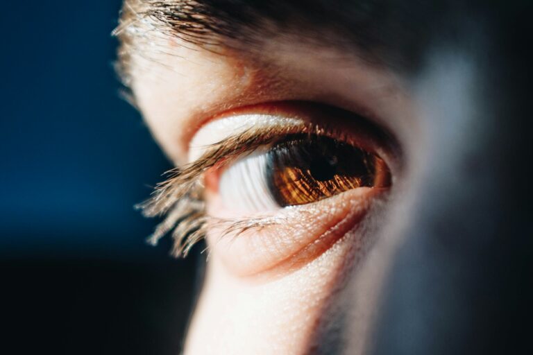 Augengesundheit im Alltag: Warum regelmäßige Vorsorge beim Augenarzt jede Lebensphase begleitet person's right eye