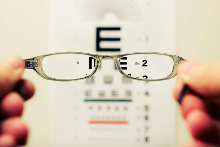 Kompetenter Optiker in Landshut: Worauf es bei guter Augenoptik wirklich ankommt person holding eyeglasses