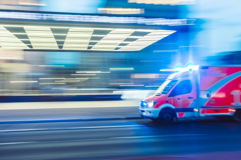 Krankentransport-Abrechnung – das ist bei der Software-Auswahl zu beachten red vehicle in timelapse photography