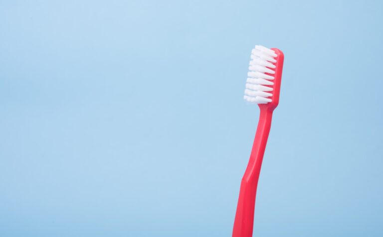 Zahnvorsorge im Alltag: Wie regelmäßige Prophylaxe die Mundgesundheit schützt red toothbrush