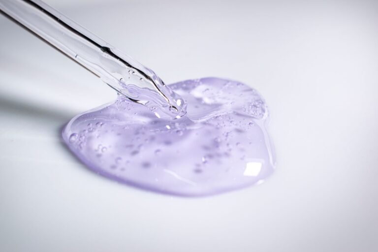 Hyaluronsäure im Körper: Wirkung auf Haut und Gewebe verstehen Hyaluronsäure – Serum-Tropfen aus einer Pipette als Symbol für Hautpflege und Lippen aufspritzen